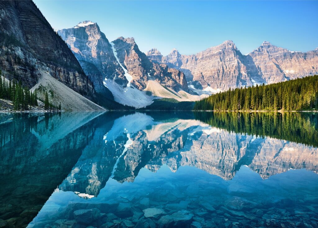 picture of a moraine lake in Banff National Park, Canada